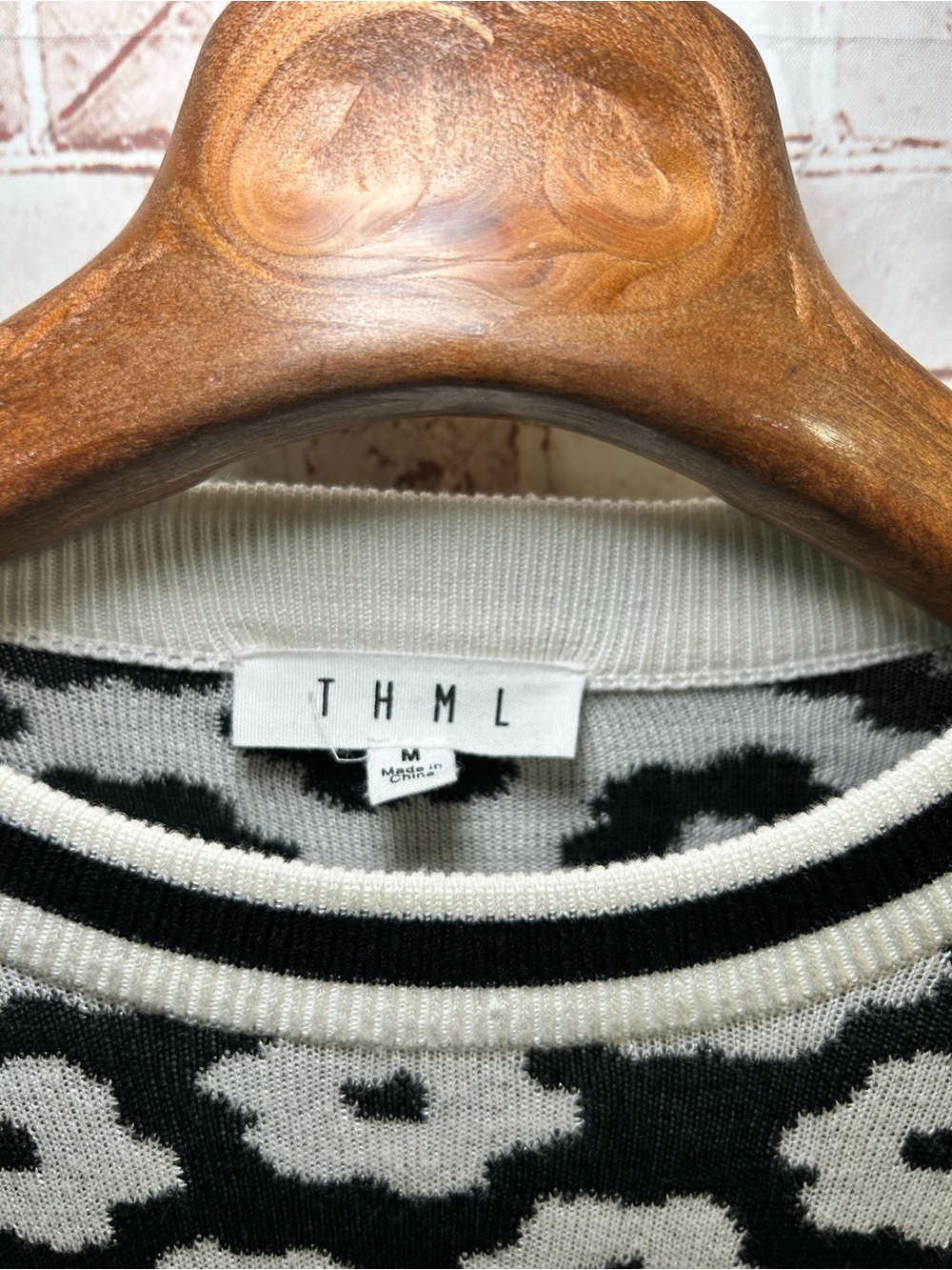 THML Black White Floral Daisy Print Crewneck Sweater Whimsical Mod Preppy Medium - Picture 4 of 9